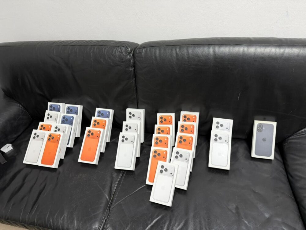 Працівники Львівської митниці зупинили контрабанду айфонів та брендового одягу на 3 мільйони (відео)