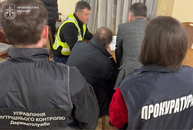 Суд Львова арештував будинок і три земельні ділянки підозрюваного у хабарництві митника