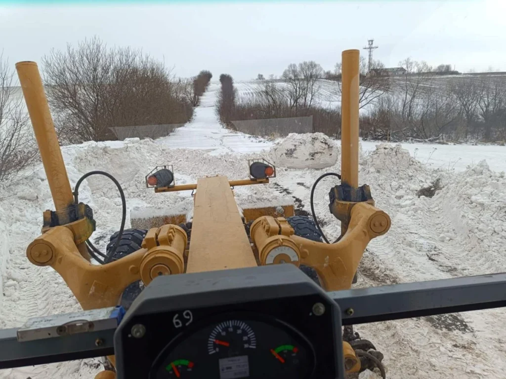 На дорогах Львівщини через снігопад вночі працювали 166 одиниць спецтехніки