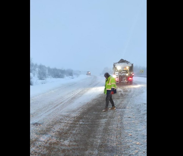 На Львівщині дороги залишаються проїздними, техніка працює у посиленому режимі (відео)