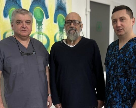 У Львові прооперували чоловіка, який ледь не помер через персикову кісткочку