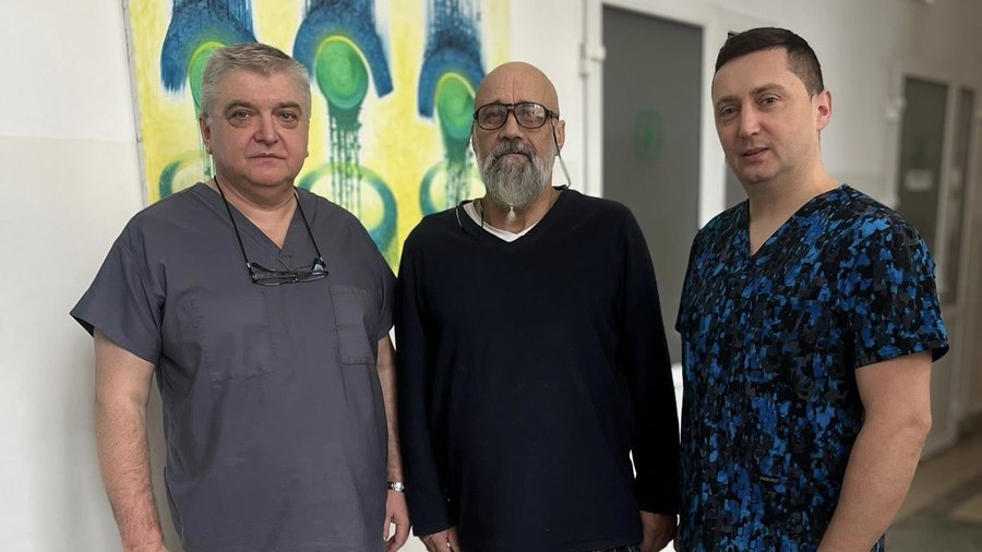 У Львові прооперували чоловіка, який ледь не помер через персикову кісткочку