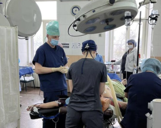 Судинні хірурги у Львові видалили нирку і попередили рак у військового