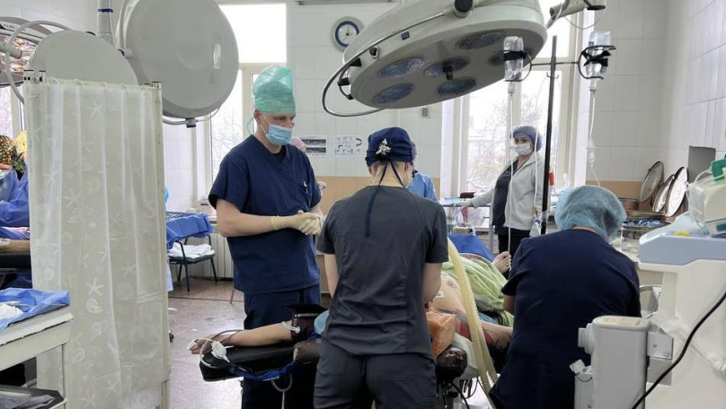 Судинні хірурги у Львові видалили нирку і попередили рак у військового