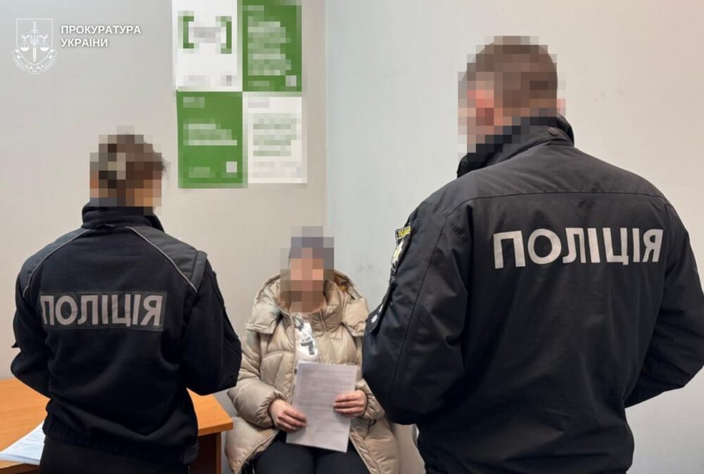 У Львові жінка стріляла по авто з військовими та поліцейськими