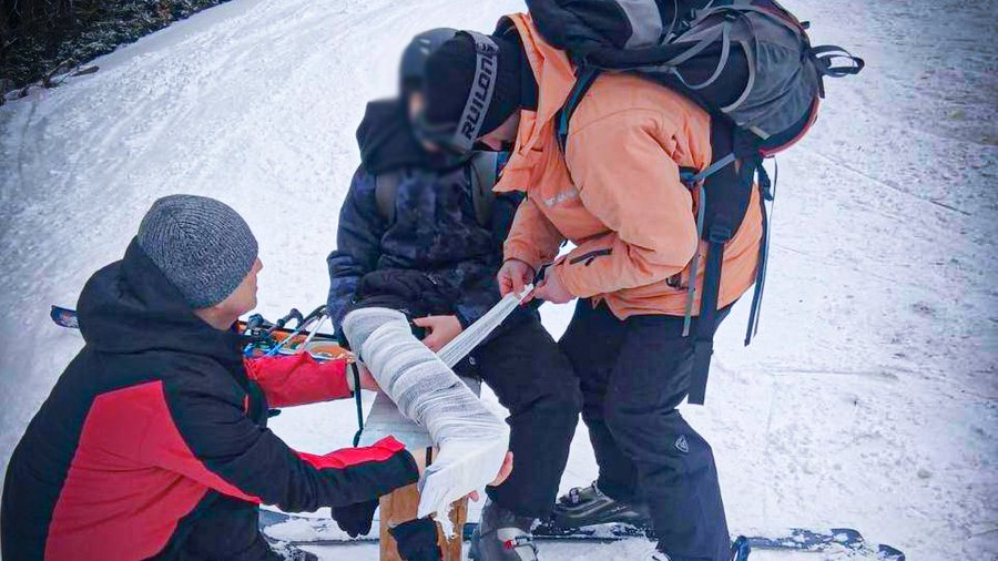 На Львівщині гірські рятувальники надали допомогу 15-річному лижнику