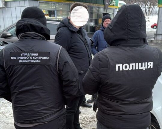 У Львові затримали чоловіка за спробу підкупу митника на 1 100 доларів
