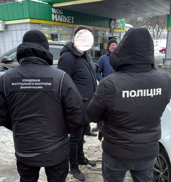 У Львові затримали чоловіка за спробу підкупу митника на 1 100 доларів