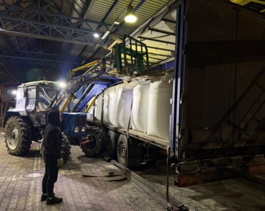 Львівські митники викрили на кордоні контрабанду цигарок під виглядом сої