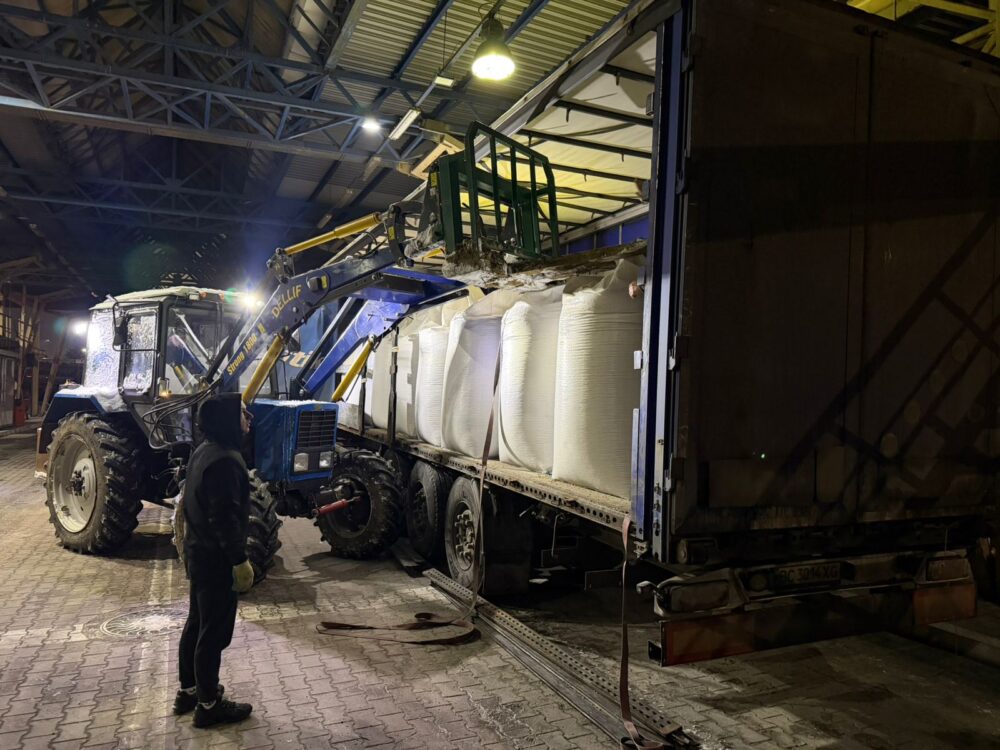 Львівські митники викрили на кордоні контрабанду цигарок під виглядом сої