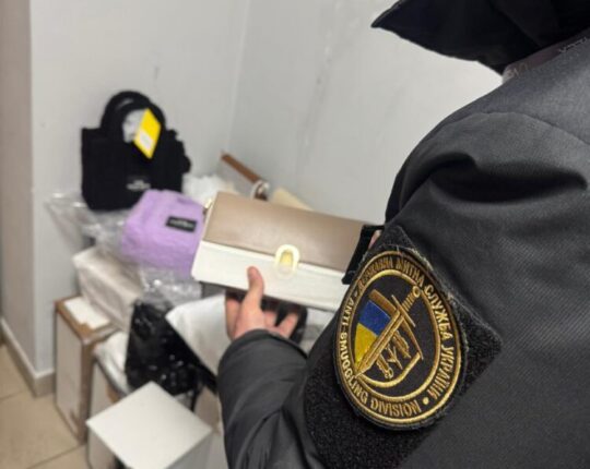 Львівські митники викрили спроби незаконного ввезення електронних сигарет та брендових сумок на понад 600 тисяч гривень