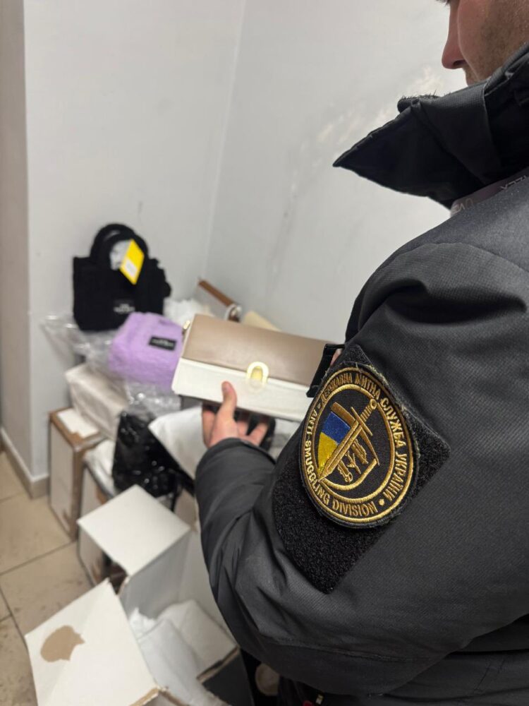 Львівські митники викрили спроби незаконного ввезення електронних сигарет та брендових сумок на понад 600 тисяч гривень