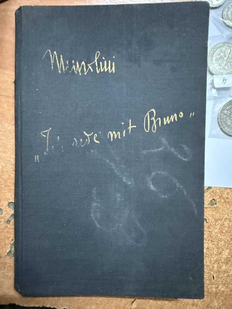 Іноземець намагався провезти через кордон на Львівщині мемуари Муссоліні і німецькі монети