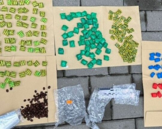 Мешканка Львівщини хотіла передати поштою кілограм наркотиків