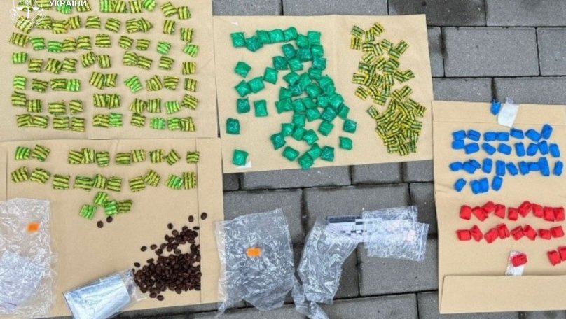 Мешканка Львівщини хотіла передати поштою кілограм наркотиків