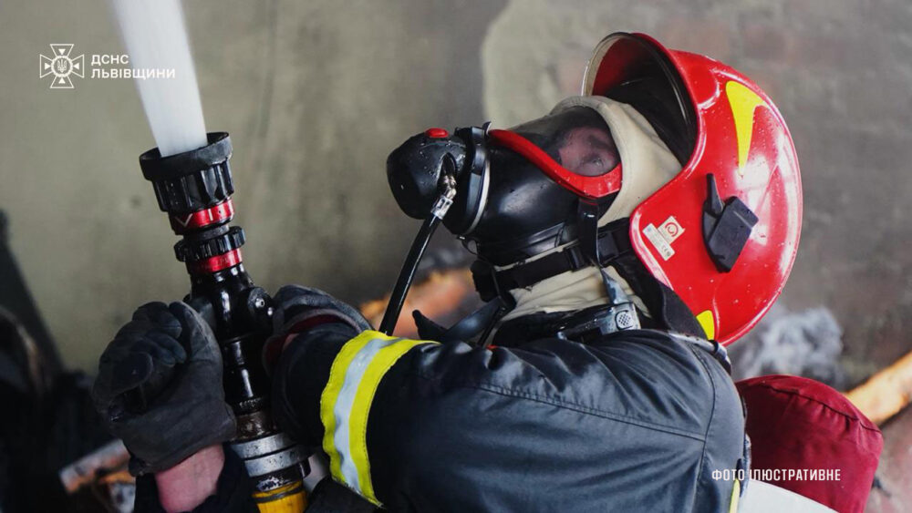На Львівщині рятувальники загасили пожежу у житловому будинку та літній кухні