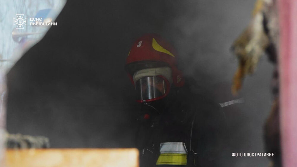 У Львові вночі ліквідували пожежу в підвалі багатоповерхівки