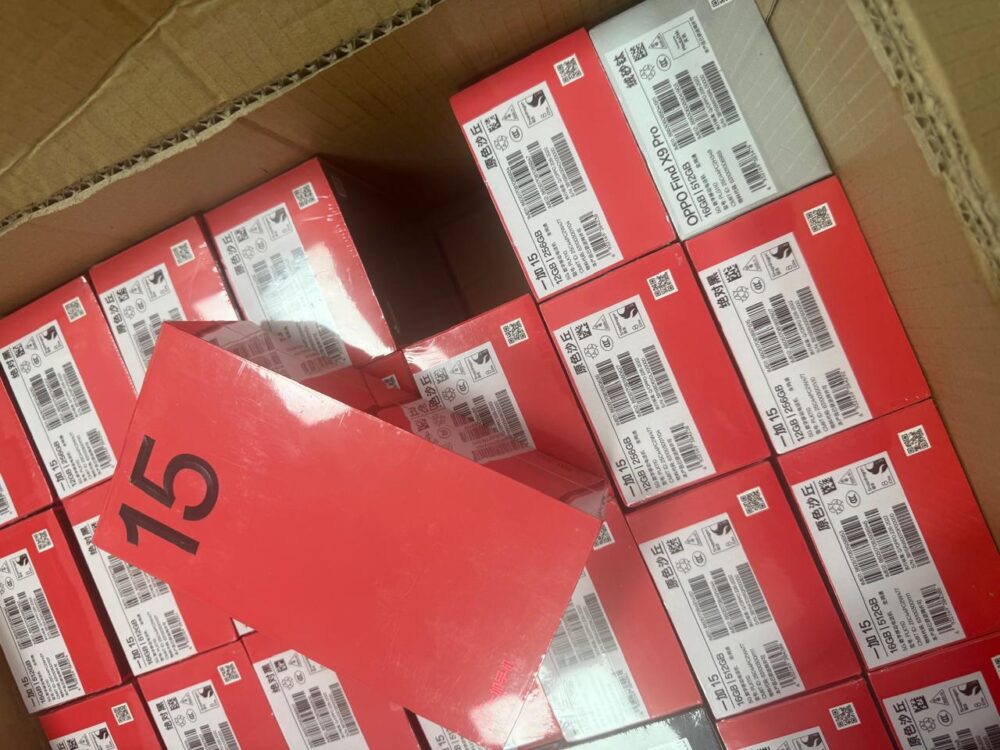 Львівські митники виявили 30 незадекларованих смартфонів, замаскованих під «декорації для дому»