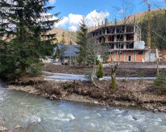 На Львівщині судитимуть інженера за самовільне будівництво на березі річки