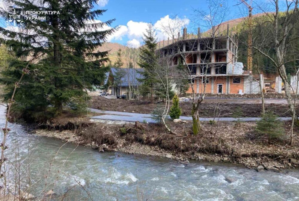 На Львівщині судитимуть інженера за самовільне будівництво на березі річки