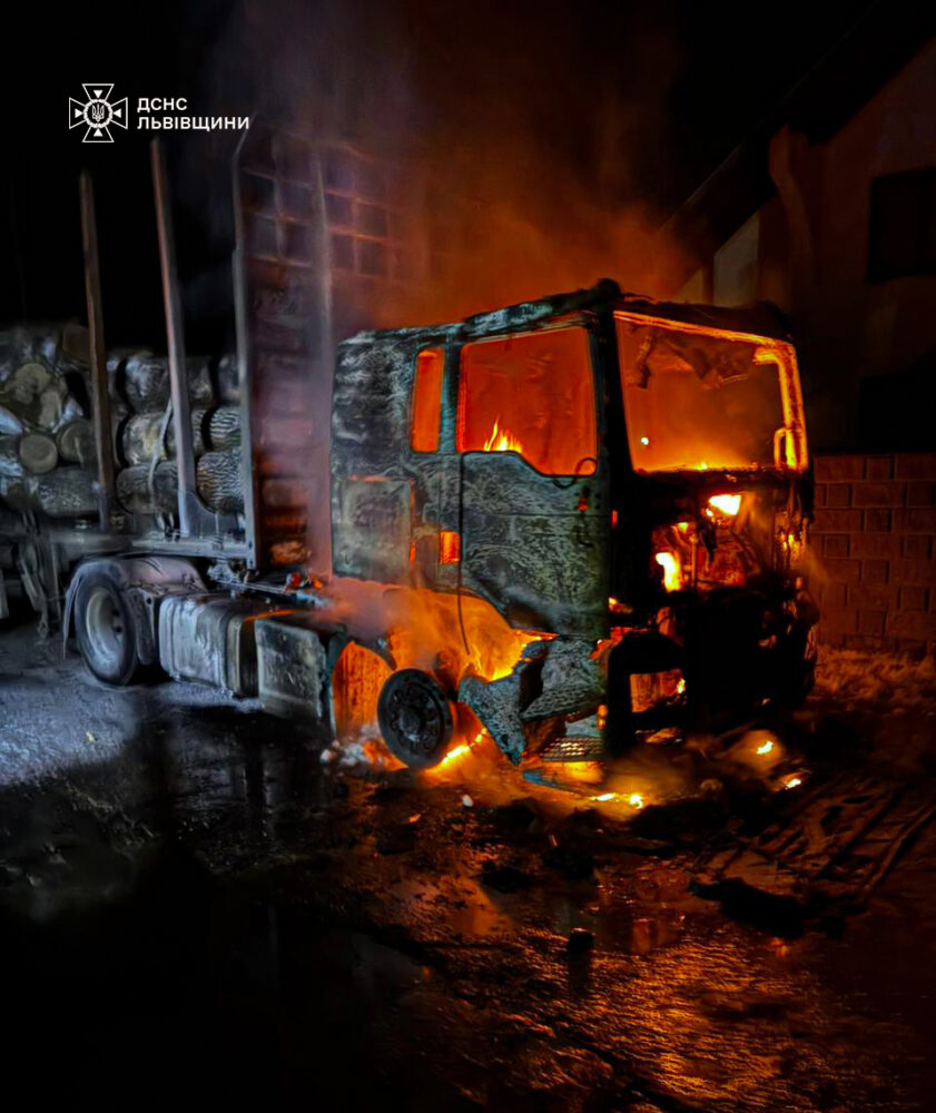 На Самбірщині загорівся вантажний автомобіль «MAN»