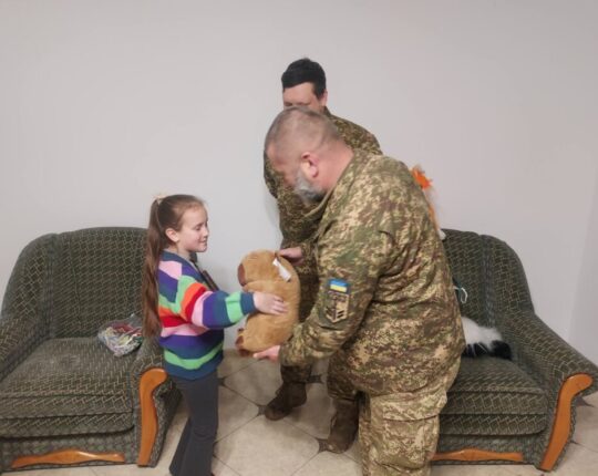 Третьокласниця зі Львівщини заколядовані гроші передала для бійців батальйону “Карна”