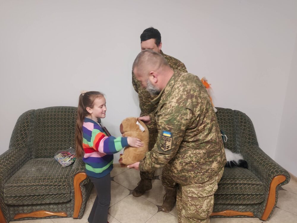 Третьокласниця зі Львівщини заколядовані гроші передала для бійців батальйону “Карна”