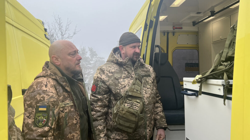 Благодійна організація Music for Ukraine передала українським військовим ще десять медичних автомобілів (фото)