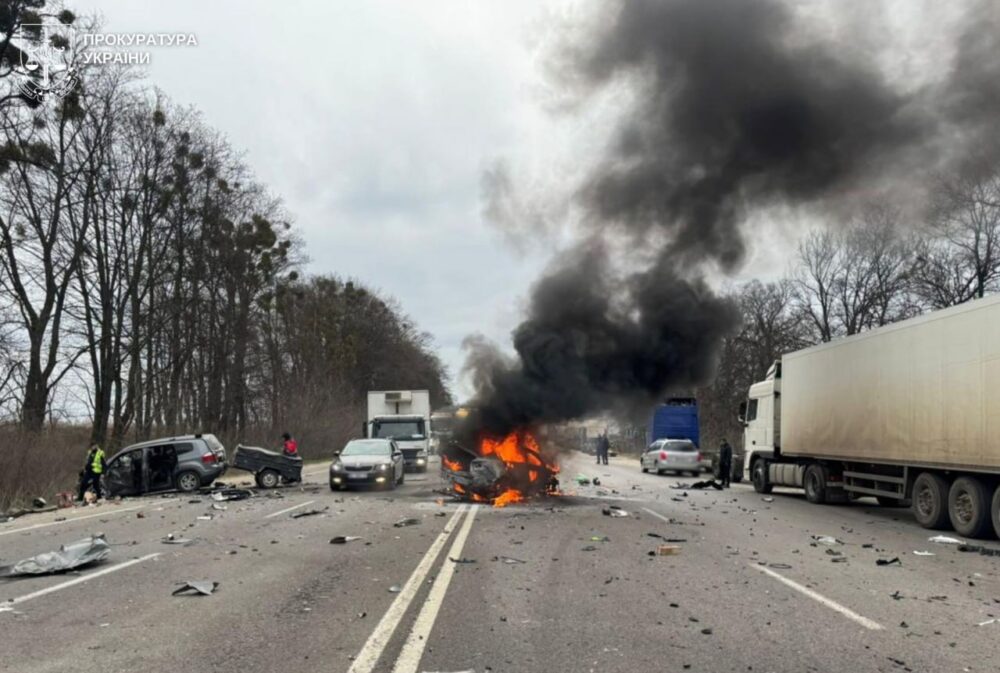 На Львівщині внаслідок масштабної ДТП загинула людина, є постраждалі