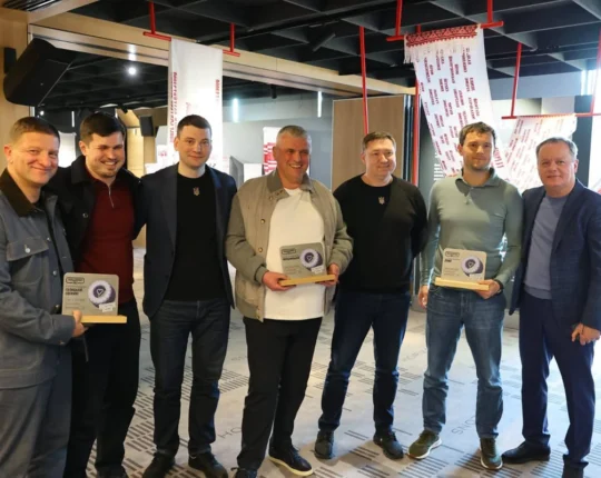 Понад 100 млн грн на транспорт і дрони для ЗСУ: підсумки спільного проєкту Львівської ОВА та фонду «Повернись живим» (фото)