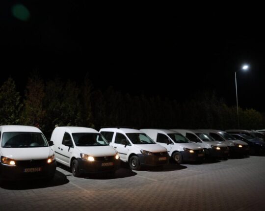 На Львівщині благодійний фонд з Латвії передав українським військовим 43 транспортні засоби (фото)