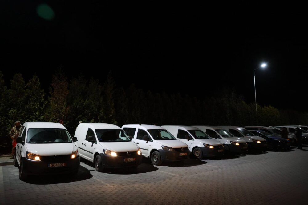 На Львівщині благодійний фонд з Латвії передав українським військовим 43 транспортні засоби (фото)