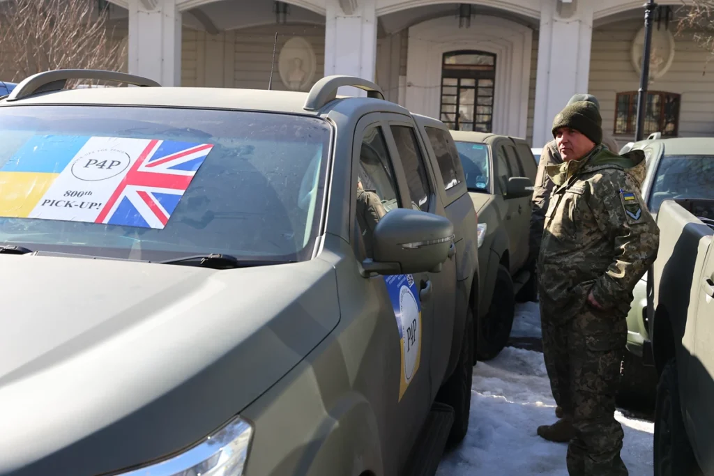 Військові ЗСУ отримали ще 35 позашляховиків від британських волонтерів (фото)