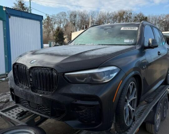 У «Шегинях» львівські митники викрили схему ввезення BMW X5 під виглядом гуманітарної допомоги