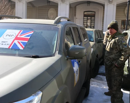 Військові ЗСУ отримали ще 35 позашляховиків від британських волонтерів (фото)