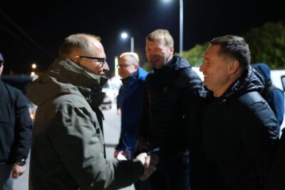 На Львівщині благодійний фонд з Латвії передав українським військовим 43 транспортні засоби (фото)