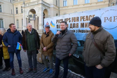 Військові ЗСУ отримали ще 35 позашляховиків від британських волонтерів (фото)