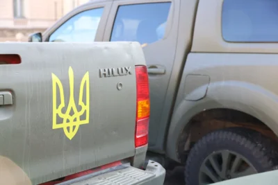 Військові ЗСУ отримали ще 35 позашляховиків від британських волонтерів (фото)