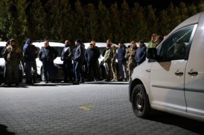 На Львівщині благодійний фонд з Латвії передав українським військовим 43 транспортні засоби (фото)