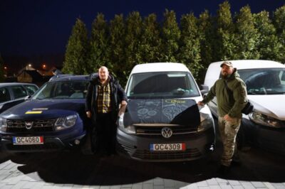 На Львівщині благодійний фонд з Латвії передав українським військовим 43 транспортні засоби (фото)