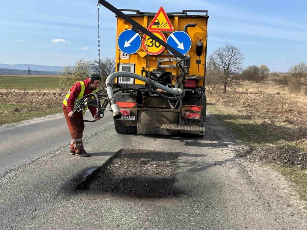 На Дрогобиччині ремонтують дорогу Нагуєвичі–Лішня
