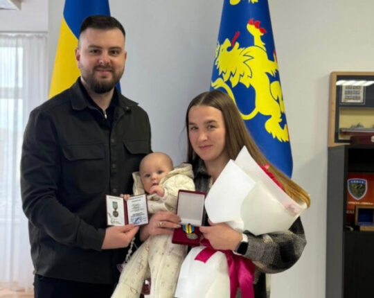 Голова Львівської РДА вручив дружині військового з Сумського напрямку відзнаку «Берегиня воїна»