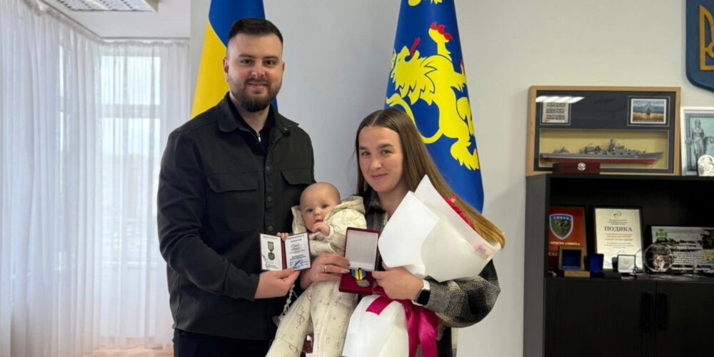 Голова Львівської РДА вручив дружині військового з Сумського напрямку відзнаку «Берегиня воїна»
