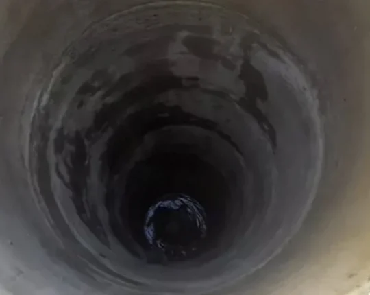 На Львівщині рятувальники дістали чоловіка з триметрової ями