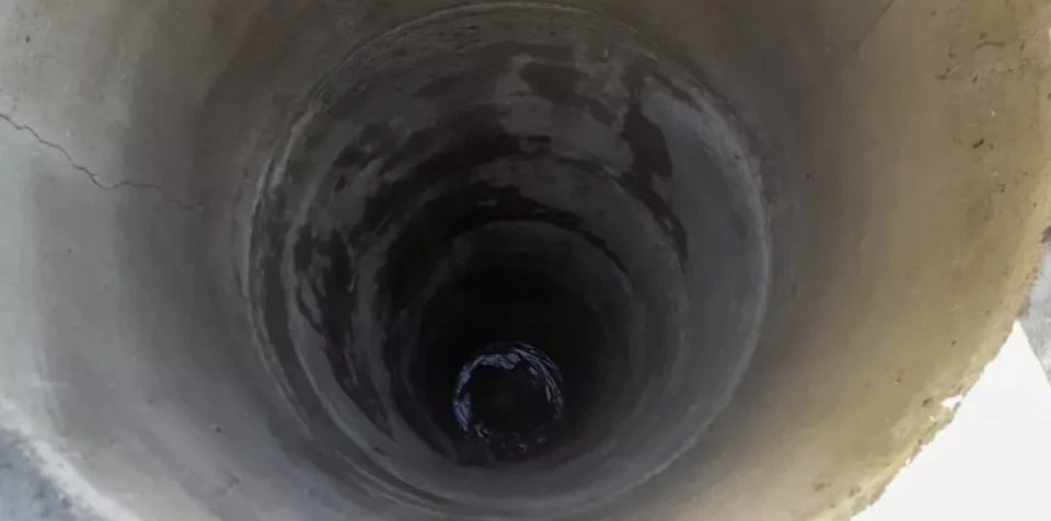 На Львівщині рятувальники дістали чоловіка з триметрової ями