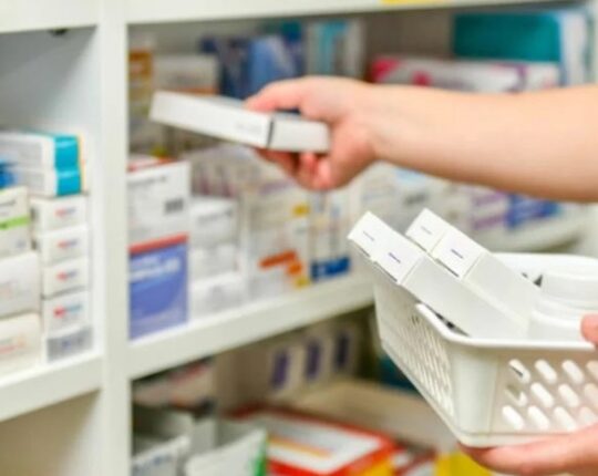 Коли аптека далеко: в Україні починають продавати ліки на заправках