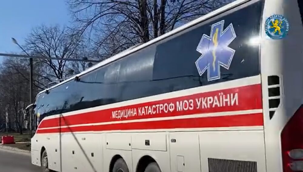 Львівські медики транспортували 34 українських військових до Латвії на лікування та реабілітацію (відео)