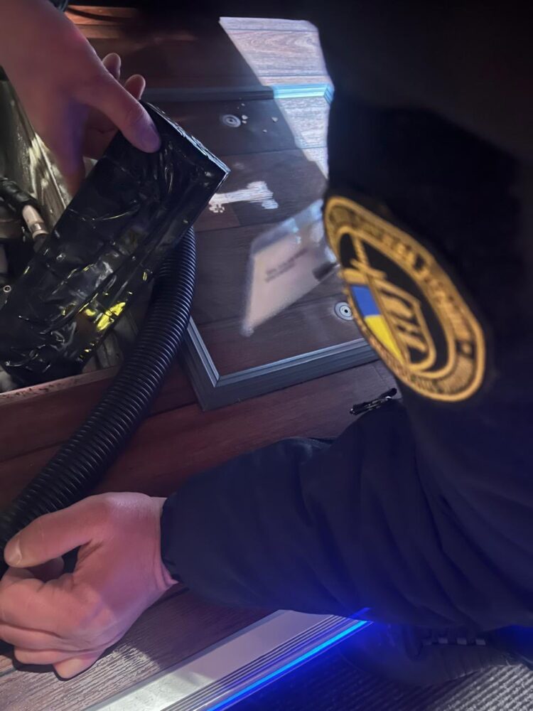 Львівські митники виявили 250 пачок прихованих сигарет у рейсовому автобусі