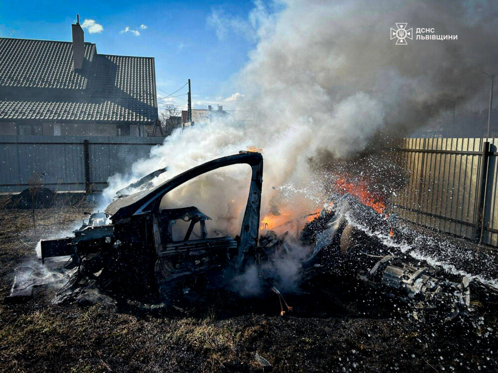 Через спалювання сухої трави на Львівщині згоріла Tesla