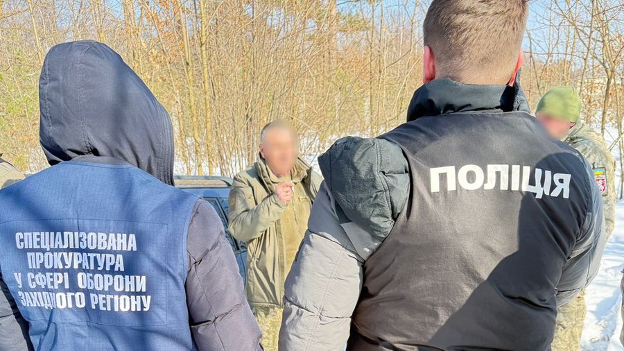 На Львівщині військовий систематично вимагав з підлеглого гроші за непереведення на фронт